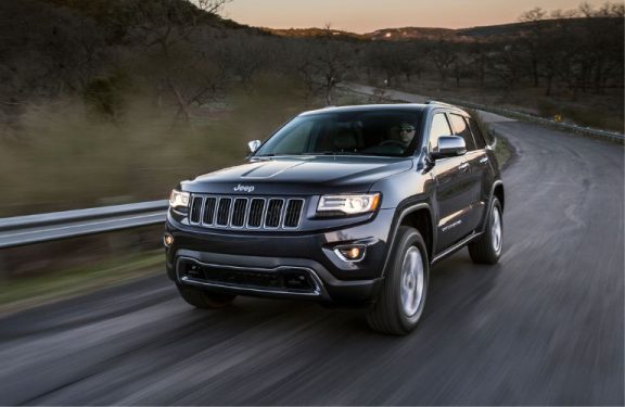 Front three-quarter view of the 2016 Jeep Grand Cherokee driving on road