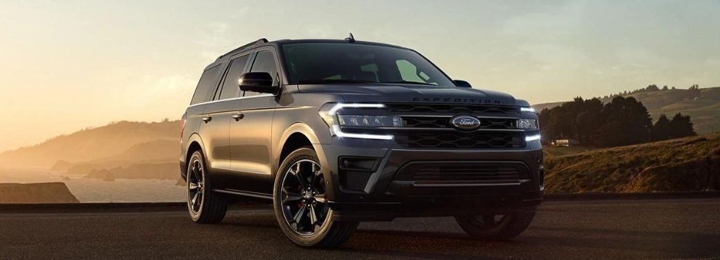 2022 Ford Expedition front exterior Black