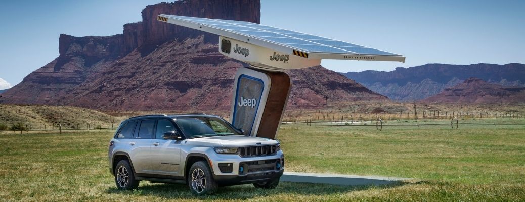 2022 Jeep Grand Cherokee 4xe off-roading