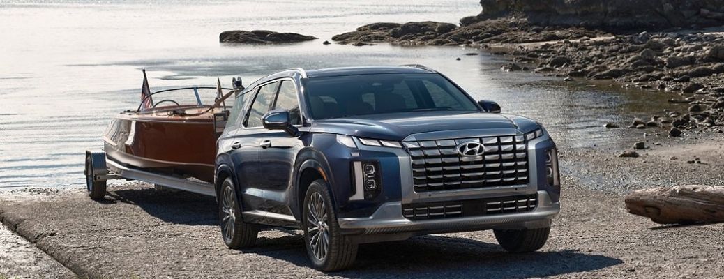 front view of the 2023 Hyundai Palisade pulling a boat out of the water