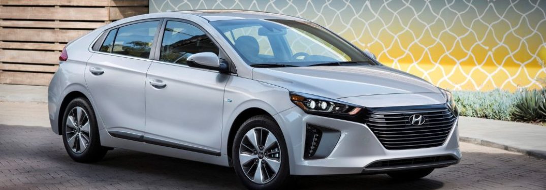 What colors does the 2018 Hyundai Ioniq Hybrid come in?