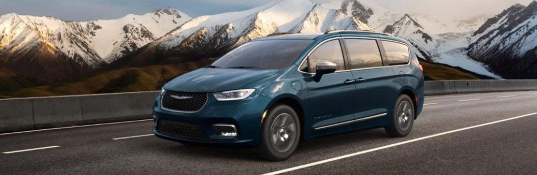 Video: 2024 Chrysler Pacifica Plug-in Hybrid Interior Space Overview 
