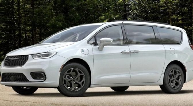 2022 Chrysler Pacifica side and front view