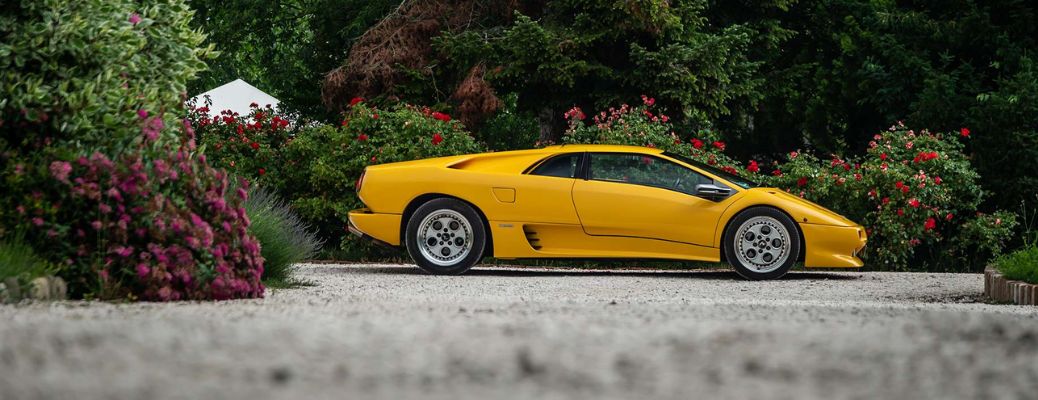 side view of the Lamborghini Diablo